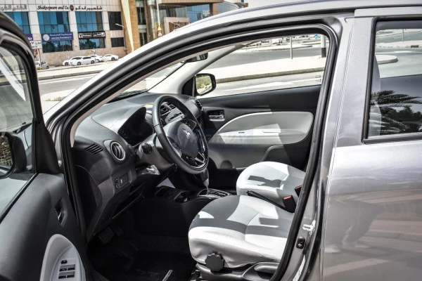  Grise Mitsubishi Attrage Photo 5