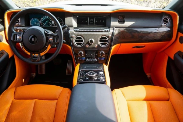  Серый Rolls Royce Cullinan Photo 2