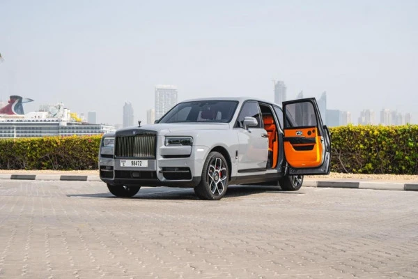  Серый Rolls Royce Cullinan Photo 3