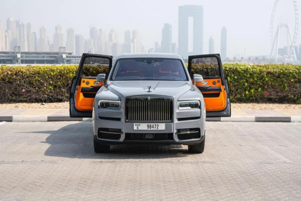  Серый Rolls Royce Cullinan Photo 5