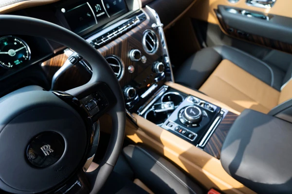  Grise Rolls Royce Cullinan Photo 7