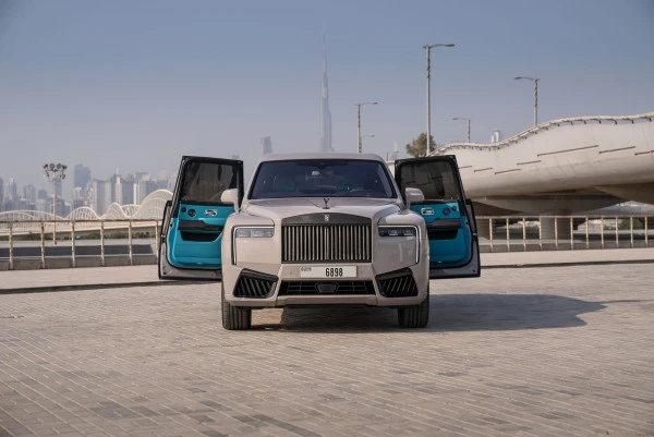  Grey Rolls Royce Cullinan Photo 4