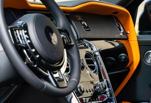  Negro Rolls Royce Cullinan Photo 3