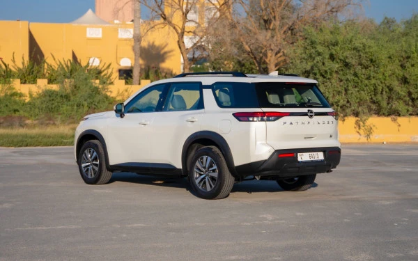  Pearl White Nissan Pathfinder Photo 2