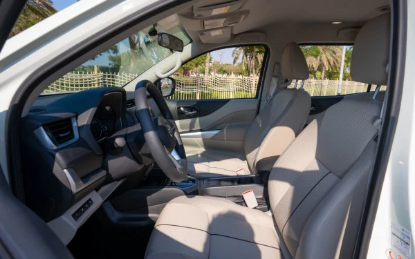  Pearl White Nissan Pathfinder Photo 4