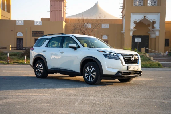  Pearl White Nissan Pathfinder Photo 2