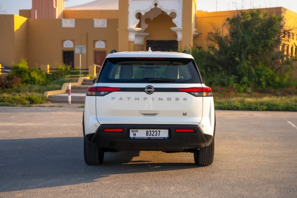  Pearl White Nissan Pathfinder Photo 4