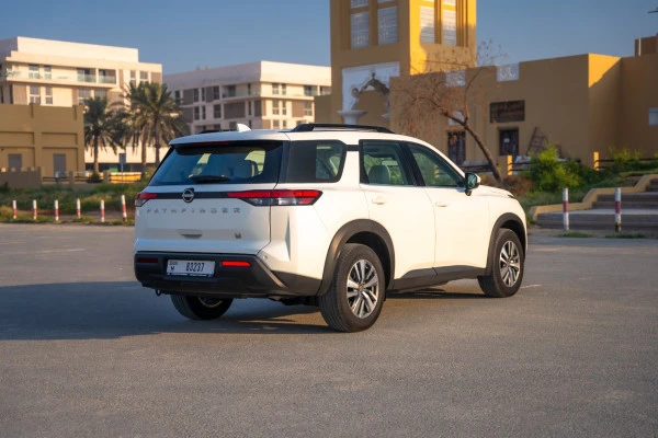  Pearl White Nissan Pathfinder Photo 5