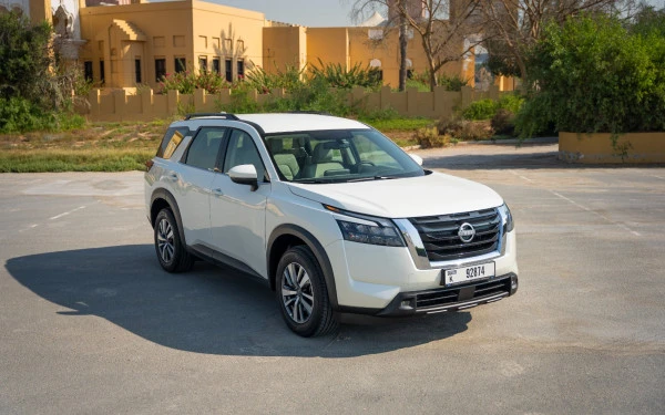  Pearl White Nissan Pathfinder Photo 2
