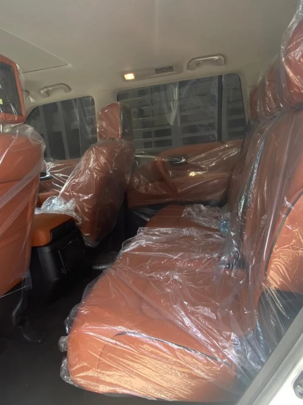  Gris blanc Nissan Patrol Photo 5