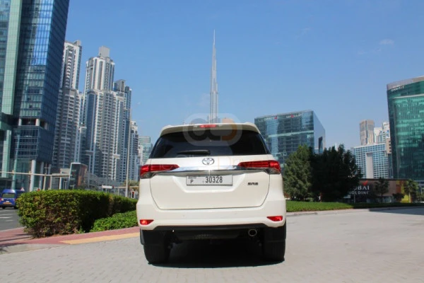  Pearl White Toyota Fortuner Photo 2