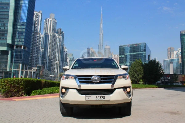  Pearl White Toyota Fortuner Photo 3