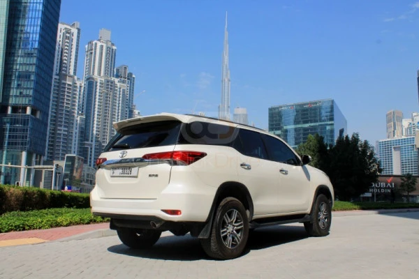  Pearl White Toyota Fortuner Photo 4