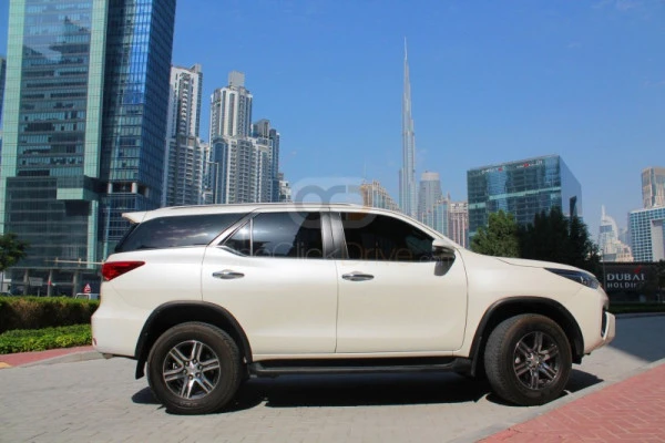  Pearl White Toyota Fortuner Photo 5