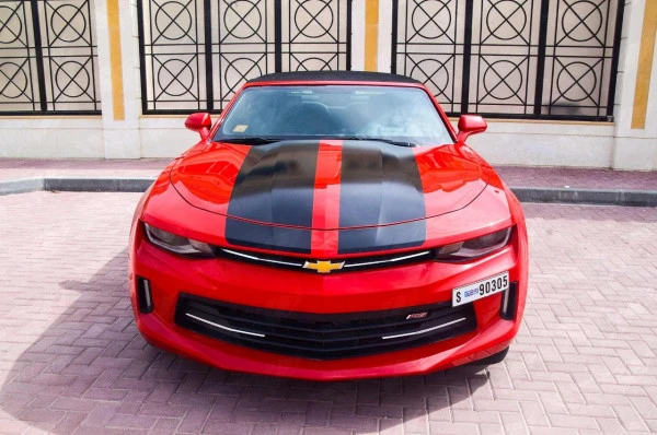  Rot Chevrolet Camaro cabrio Photo 3