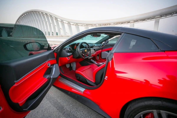  أحمر فيراري بورتوفينو روسو Black Roof Photo 4