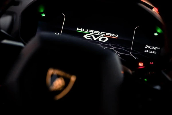  Rouge Lamborghini Huracan Evo Coupe Photo 5