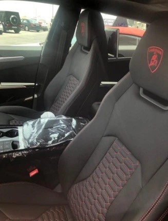  Red Lamborghini Urus Photo 4