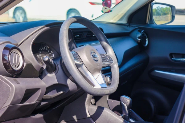  Gris Nissan Kicks Photo 5