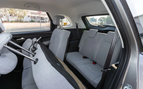  Silver Chevrolet Captiva Photo 8