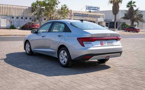  Silber Hyundai Accent Photo 8