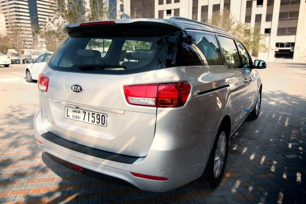  Silver KIA Carnival Photo 2