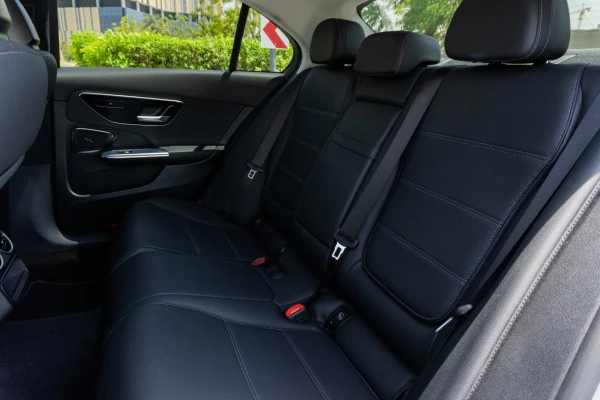  فضة مرسيدس سي ٢٠٠ Photo 5