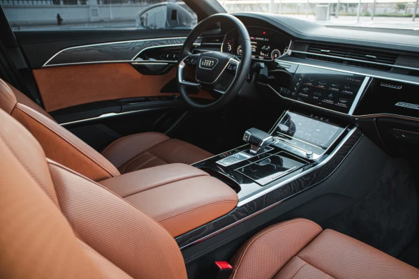  أبيض أودي A8 Photo 4