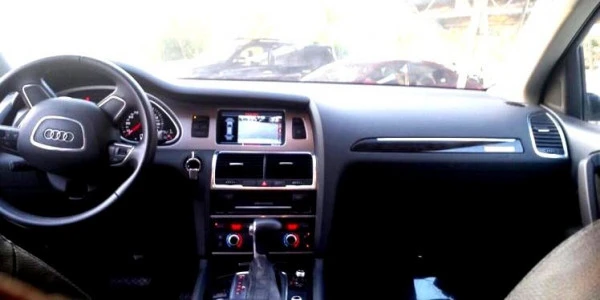  White AUDI Q7 Photo 2