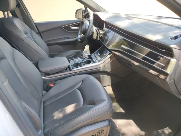  White Audi Q7 Photo 5