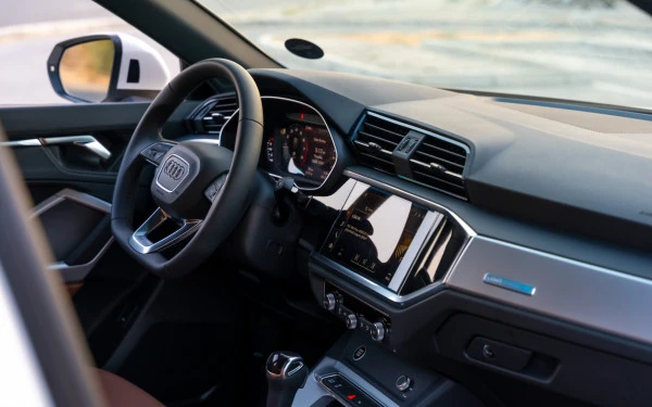  White Audi Q3 Sportback Photo 7