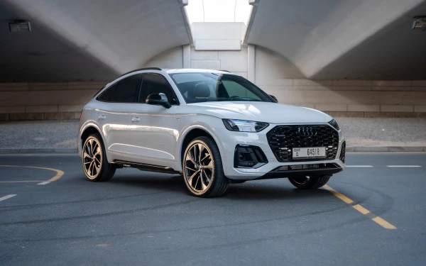  White Audi Q5 Sportback Photo 3