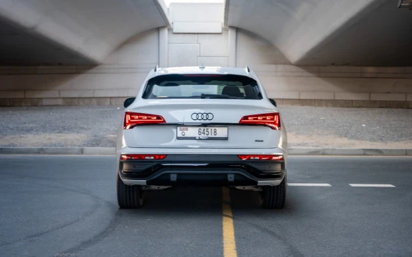  White Audi Q5 Sportback Photo 4