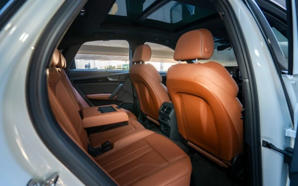  White Audi Q5 Sportback Photo 6