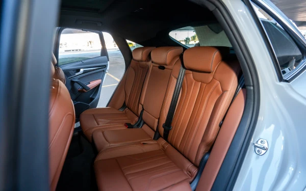  White Audi Q5 Sportback Photo 7