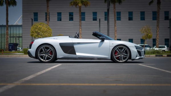  White Audi R8 Spyder Photo 2