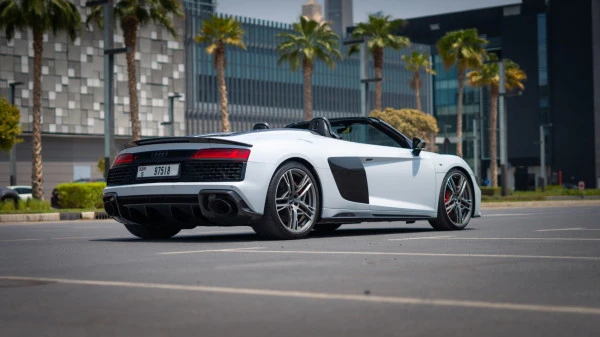 White Audi R8 Spyder Photo 3