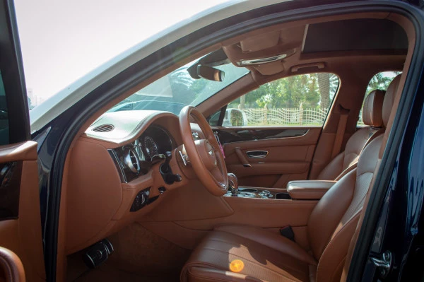  White Bentley Bentayga Photo 4
