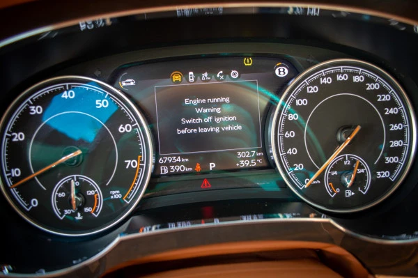  White Bentley Bentayga Photo 7