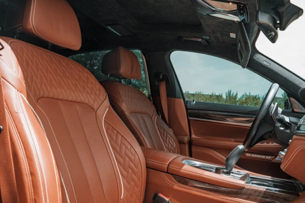  White BMW 750 XDrive Photo 4