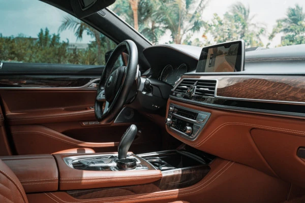  White BMW 750 XDrive Photo 5