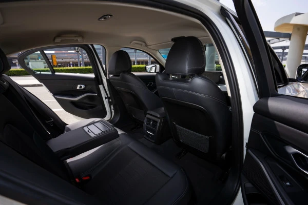  White BMW 320i Photo 9