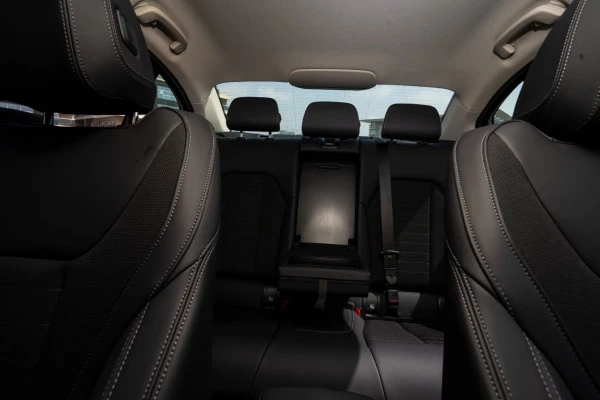  White BMW 320i Photo 10