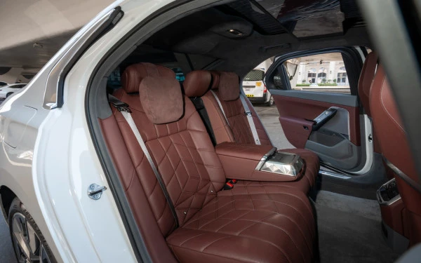  White BMW 760Li Photo 23