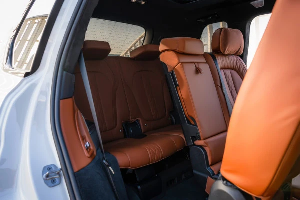  White BMW X7 Photo 6