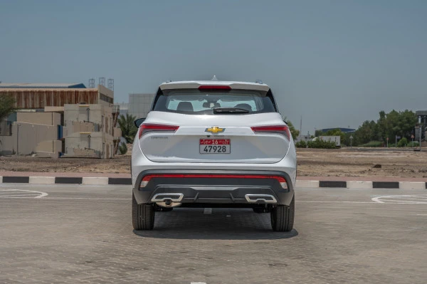  White Chevrolet Captiva Photo 3