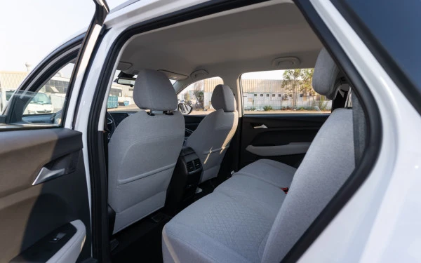  White Chevrolet Captiva Photo 7