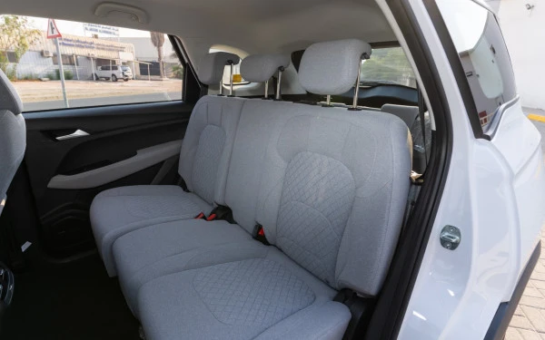  White Chevrolet Captiva Photo 8