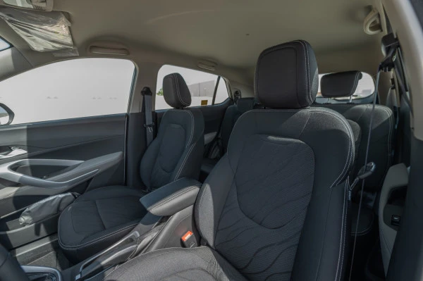  White Chevrolet Groove Photo 7