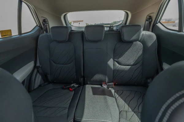  White Chevrolet Groove Photo 5